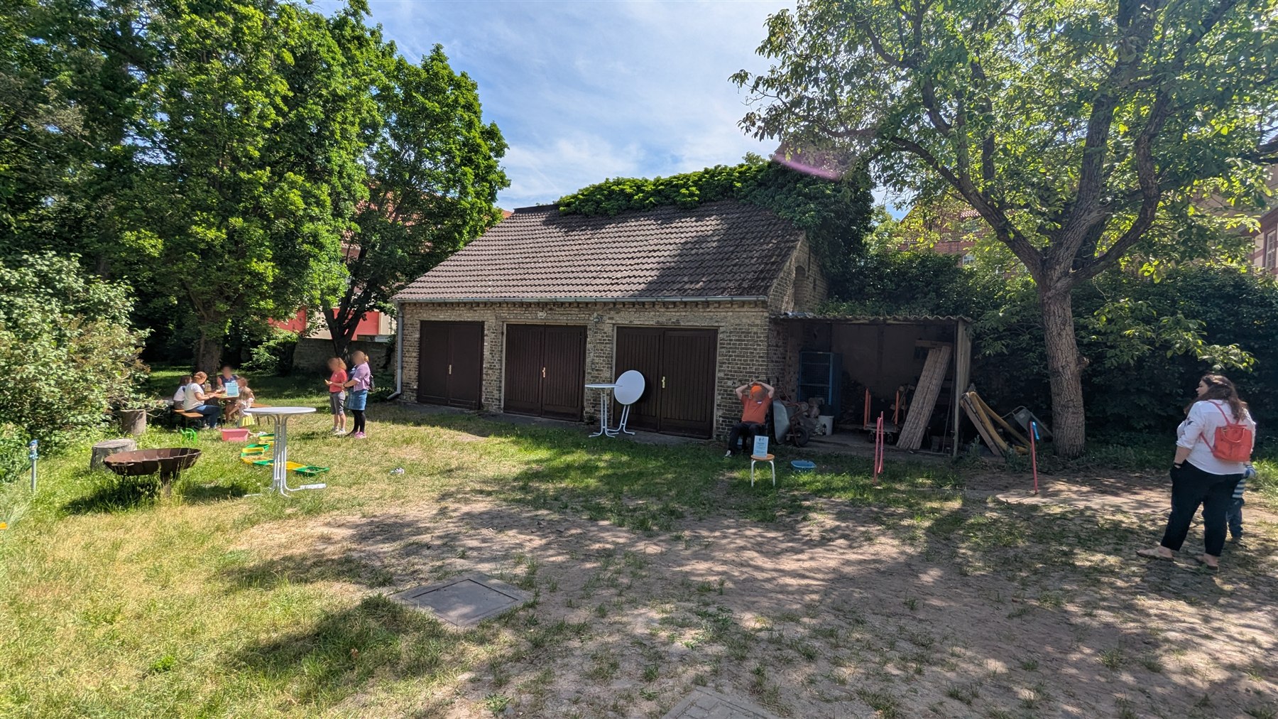 Kirche Kunterbunt im Pfarrgarten